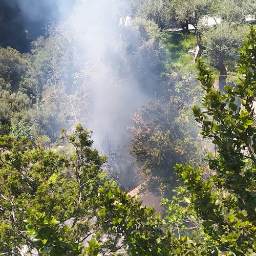Incendio a Praiano in Via Capriglione, si attende l'arrivo dei Vigili del Fuoco /Foto