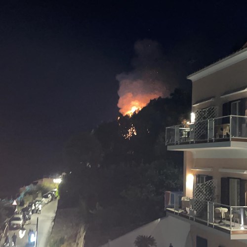 Incendio a Praiano in zona Muriciello. Intervento dei Vigili del Fuoco evita il peggio /foto