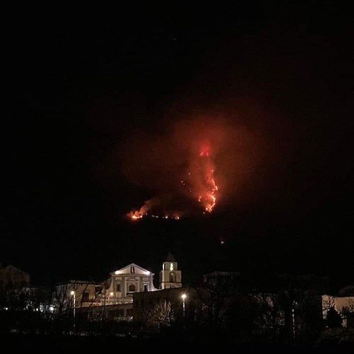 Incendio a Sarno, in fiamme il monte Saro. Sindaco: «Ipotesi doloso, farò denuncia»