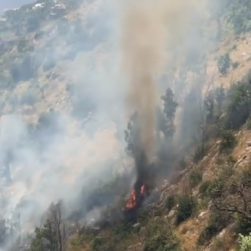 Incendio ad Agerola: vegetazione in fiamme in località San Lazzaro