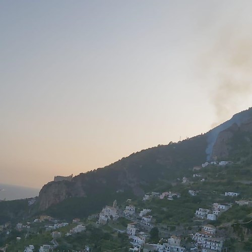 Incendio ad Amalfi tra Vettica e Tovere: torna l'incubo delle fiamme in Costiera Amalfitana
