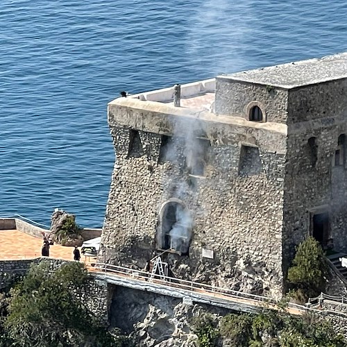 Incendio ad Erchie, fiamme all'interno della torre La Cerniola: vigli del fuoco in azione / FOTO-VIDEO 