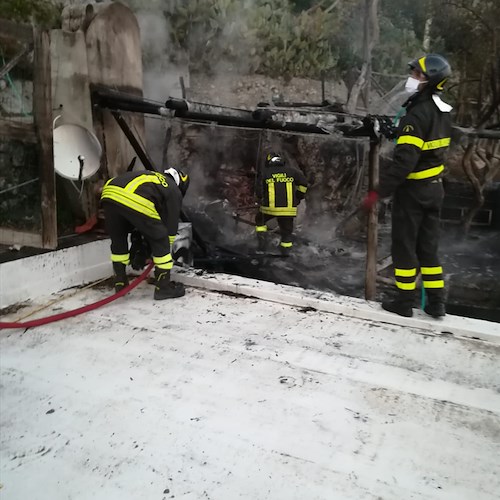 Incendio devasta veranda e cavo Enel a Praiano, l'intervento dei Vigili e tecnici /FOTO