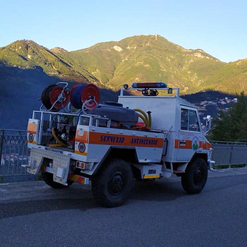 Incendio domato a Tramonti, I Colibrì: «Fiamme minacciavano abitazioni, 13 ore di lavoro no-stop»