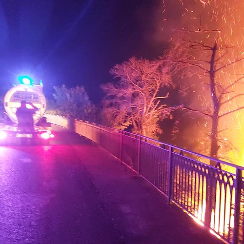 Incendio domato a Tramonti, I Colibrì: «Fiamme minacciavano abitazioni, 13 ore di lavoro no-stop»