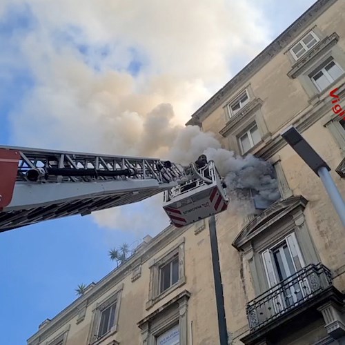 Incendio in appartamento a Napoli, tre persone bloccate a causa del fumo