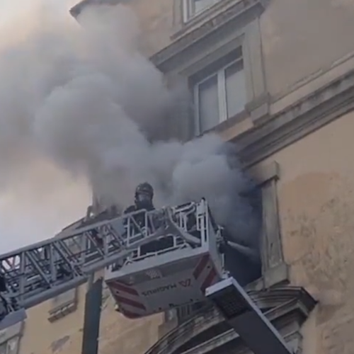 Incendio in appartamento a Napoli, tre persone bloccate a causa del fumo