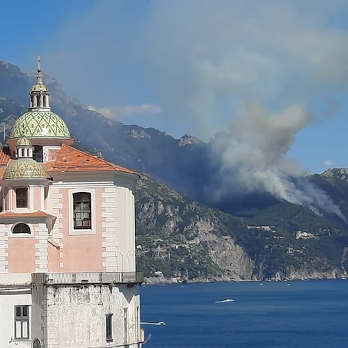 Incendio in località Capo d’Orso di Maiori, riapertura Statale: il messaggio della Conferenza dei Sindaci 