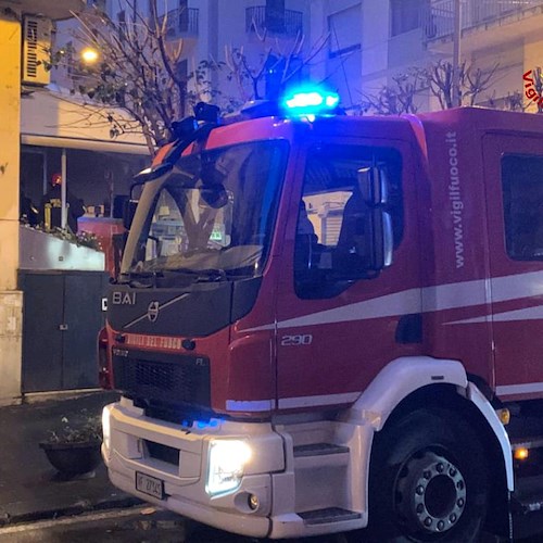Incendio in un bar a Salerno, vigili del fuoco evitano il peggio 