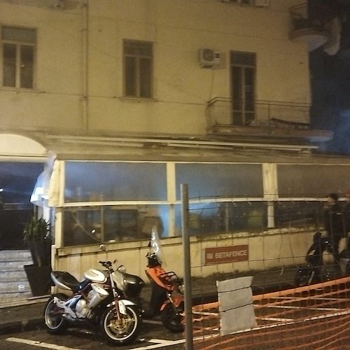 Incendio in un bar a Salerno, vigili del fuoco evitano il peggio 