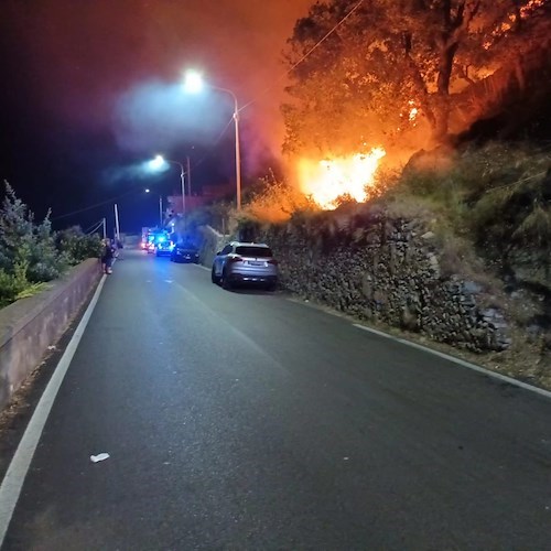 Incendio nella notte a Conca dei Marini / FOTO 