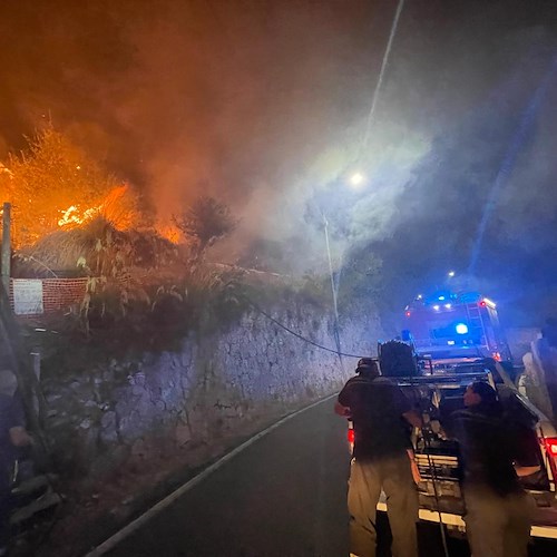 Incendio nella notte a Conca dei Marini / FOTO 