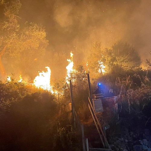 Incendio nella notte a Conca dei Marini / FOTO 