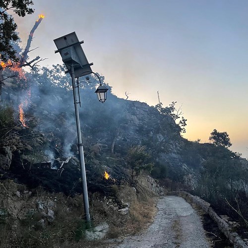Incendio nella notte a Conca dei Marini / FOTO 