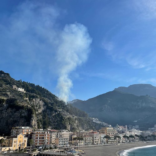 Incendio non ancora domato a Maiori, alta colonna di fumo sul territorio / FOTO