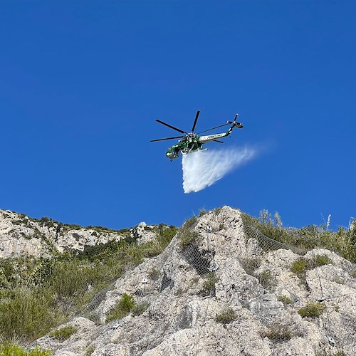 Incendio quasi domato a Maiori: l'elicottero ha fatto più di venti lanci /FOTO