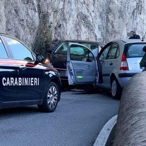 Incidente a Maiori, scontro fra due auto nei pressi del cimitero / FOTO 