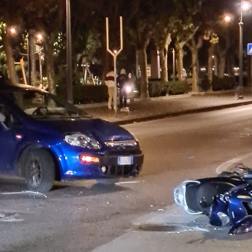 Incidente a Maiori sulla Statale Amalfitana, automobilista svolta sulla Chiunzi e impatta contro uno scooter /Foto