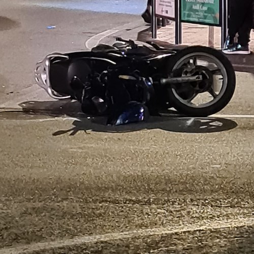 Incidente a Maiori sulla Statale Amalfitana, automobilista svolta sulla Chiunzi e impatta contro uno scooter /Foto