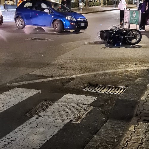 Incidente a Maiori sulla Statale Amalfitana, automobilista svolta sulla Chiunzi e impatta contro uno scooter /Foto