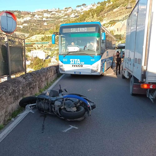 Incidente a Minori, scooter finisce sull’asfalto: traffico in tilt in Costa d'Amalfi 