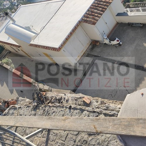 Incidente a Praiano, auto sfonda muretto e fa volo di 10 metri: ragazza in ospedale
