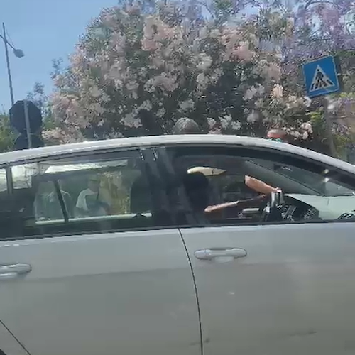 Incidente a Salerno, auto non si ferma dopo aver urtato vespa: disagi alla viabilità 