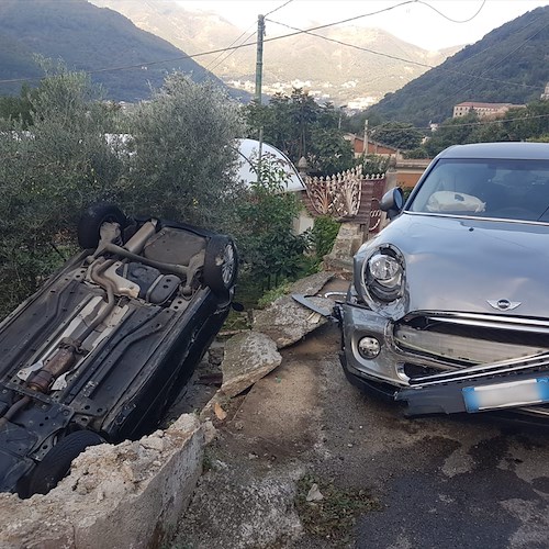 Incidente a Tramonti: Mini finisce contro auto in sosta e la catapulta sotto sede stradale /FOTO