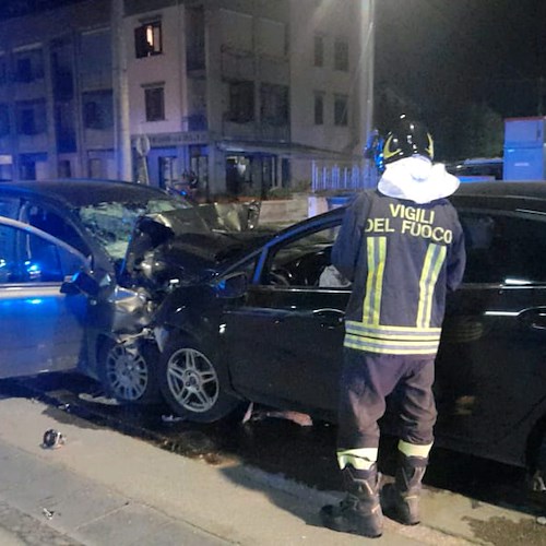 Incidente nella notte ad Angri: scontro frontale tra due auto, cinque persone in ospedale 