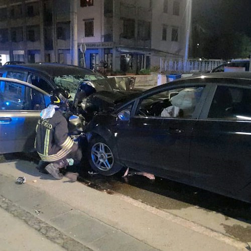 Incidente nella notte ad Angri: scontro frontale tra due auto, cinque persone in ospedale 