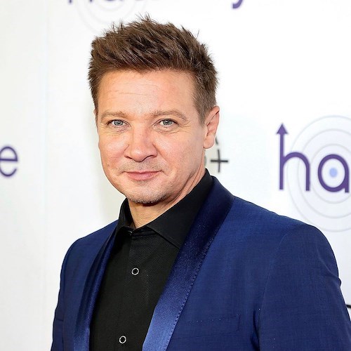 Incidente per Jeremy Renner, l'attore degli Avengers travolto dalla neve: è in gravi condizioni 