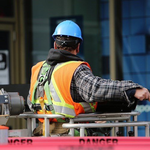 Incidente sul lavoro a Caivano, operaio 22enne rimane schiacciato da un bancale e perde la vita 