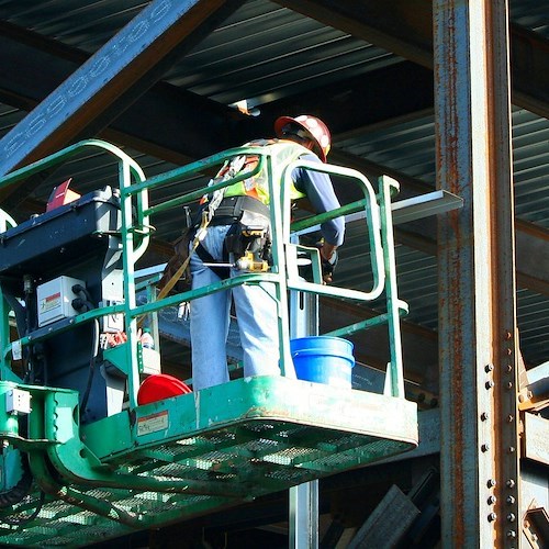 Incidente sul lavoro a Caivano, operaio 22enne rimane schiacciato da un bancale e perde la vita 