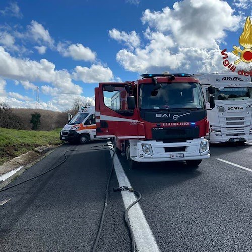 Incidente sulla A1, auto in fiamme: automobilista ferito, code in autostrada