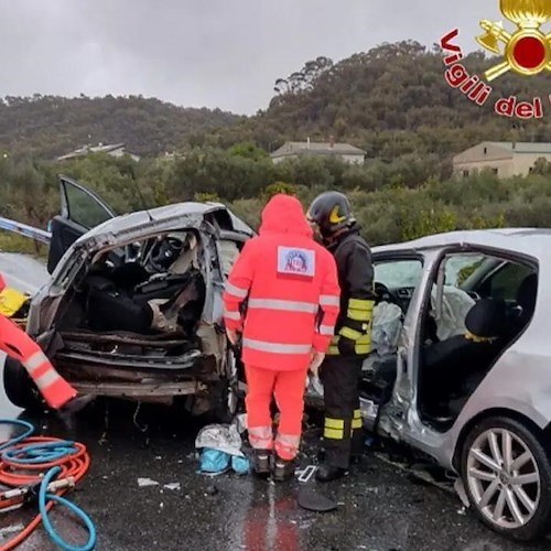 Incidente sulla statale 107 nel crotonese: morti due ballerini, mamma e figlia in gravi condizioni<br />&copy; vigili del fuoco