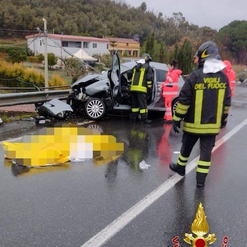 Incidente sulla statale 107 nel crotonese: morti due ballerini, mamma e figlia in gravi condizioni<br />&copy; vigili del fuoco