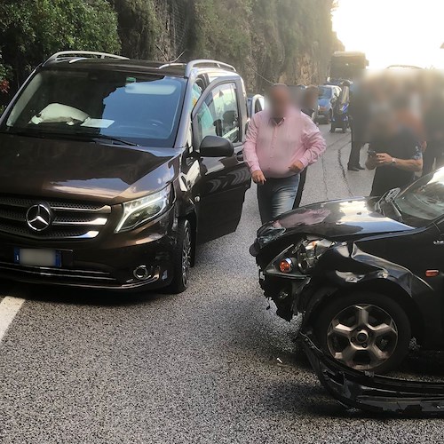 Incidente sulla Statale 163 Amalfitana: autista NCC trasportato a Castiglione
