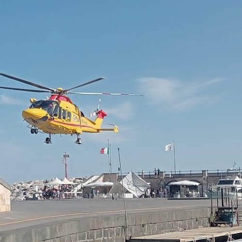 Incidente tra auto e moto a Maiori, centauro ferito: interviene l'elisoccorso 