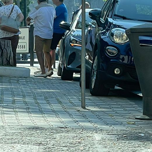 Inciviltà a Maiori, auto parcheggiate sul marciapiede accanto a fermata Sita 