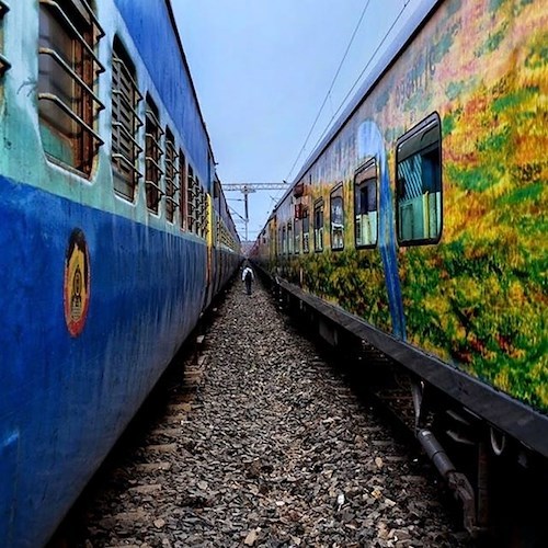 India, incidente treno provoca 275 morti. Ministro Ferrovie: "Ipotesi guasto segnale"