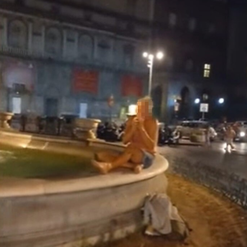 Indignazione a Napoli, turista fa il bagno nella fontana del centro: il video è virale 