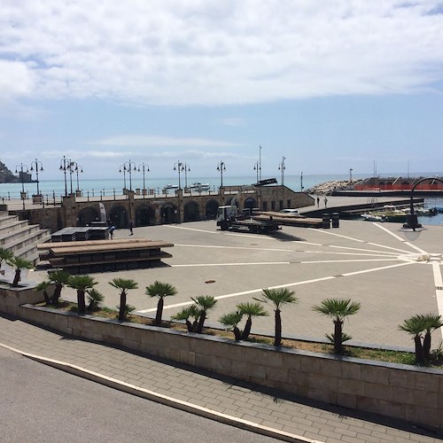Inizia l’estate, a Maiori in corso montaggio dei pontili al Porto turistico