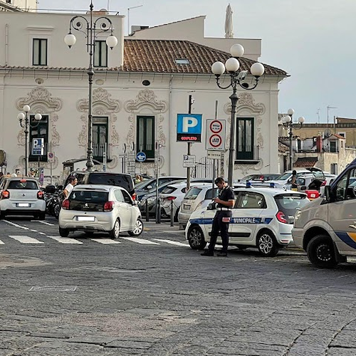 Inseguimento a Vietri sul Mare: non si ferma all'alt della polizia, scooterista era senza patente e con stupefacenti 