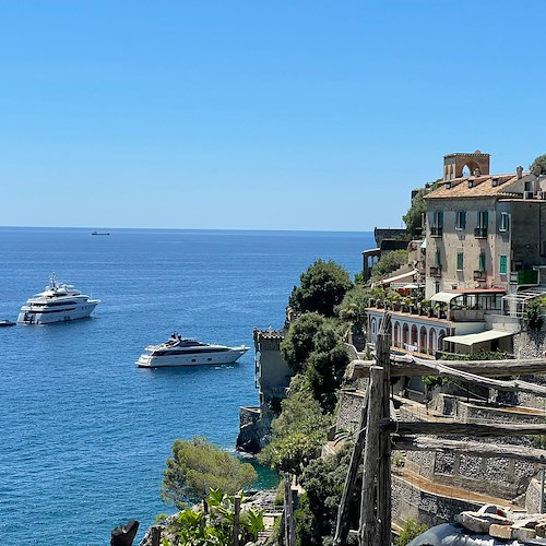 Invasione di yacht in Costa d'Amalfi: spicca su tutti "Sunrays", imbarcazione da 100 milioni di dollari / FOTO 
