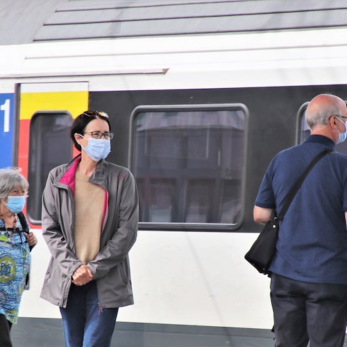 Invita ragazzi ad indossare mascherina, assessore presa a schiaffi e calci su treno