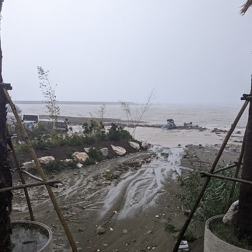 Ischia, frana per il maltempo a Casamicciola: auto finiscono in mare