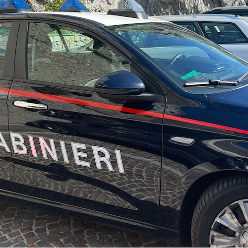 Ischia, spacca vetri di casa con sassi e insegue la ex fino in caserma: arrestato 31enne