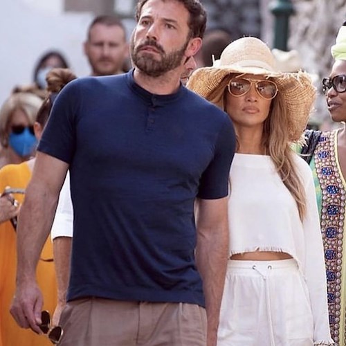 Jennifer Lopez e Ben Affleck, la coppia arriva a Capri tra selfie e applausi. Prossima tappa a Positano?
