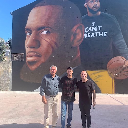Jorit inaugura il suo primo murales in provincia di Caserta. Raffigurato il campione di basket Lebron James 