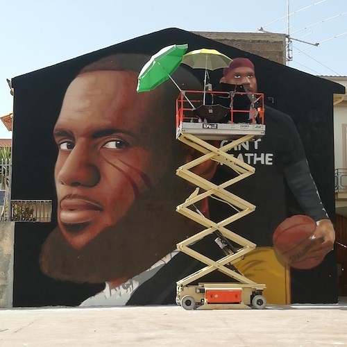 Jorit inaugura il suo primo murales in provincia di Caserta. Raffigurato il campione di basket Lebron James 